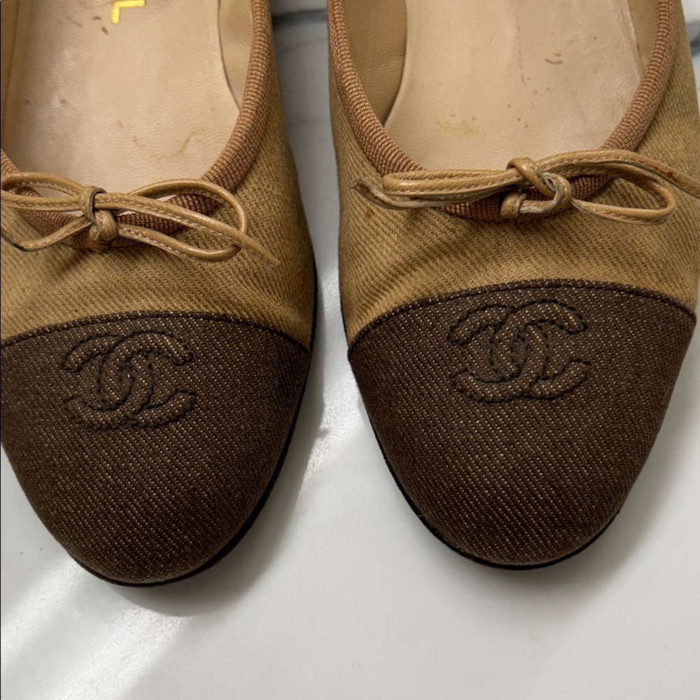 CHANEL Women's Beige and Brown CC Flats - Picture 2 of 11